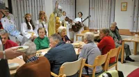 V domu starejših občanov so se razveselili Miklavža, z njim pa tudi novic o  selitvi v prostore doma Kresnice.