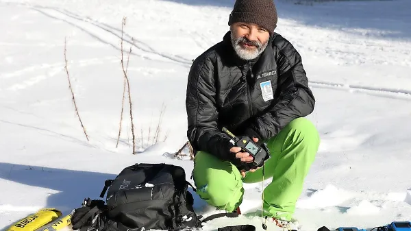 Matjaž Šerkezi, strokovni sodelavec PZS, ob prikazu delovanja 
lavinske žolne