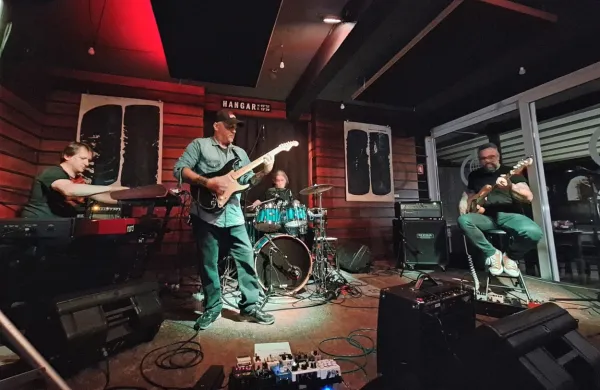 Skupina Fish on Mars med predstavitvijo druge plošče v Hangar 
baru. 