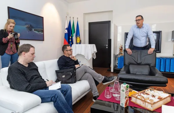 Župan Aleš Bržan (stoji) v pogovoru s koprskimi novinarji. 