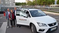 Prostofer je v Izolo “prišel” sredi julija 2019. Dva meseca kasneje 
je tedanji župan Danilo Markočič (desno) opravil simbolični 100. 
prevoz. Potnica je bila Amalija Sokolič, ob njej je prostovoljec 
Slavko Zadnik.
