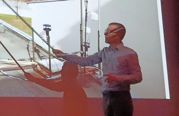 Vodja Centra za raziskave atmosfere na novogoriški univerzi Griša 
Močnik