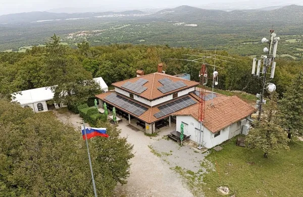 Koča na Kokoši v novo leto vstopa v novi preobleki. Z energetsko 
sanacijo je postala bolj varčna in okolju prijaznejša.