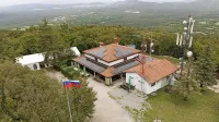 Koča na Kokoši v novo leto vstopa v novi preobleki. Z energetsko 
sanacijo je postala bolj varčna in okolju prijaznejša.