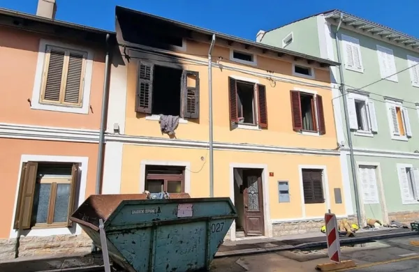 Ogenj je septembra uničil tri stanovanja v hiši v Premrlovi ulici v 
Izoli.