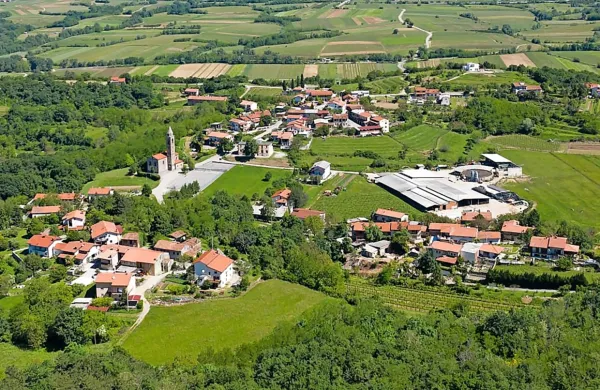 Vest o  neznancih v črnem kombiju, ki naj bi otroku ponujali prevoz v šolo, se je na Brjah razširila kot blisk.