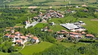 Vest o  neznancih v črnem kombiju, ki naj bi otroku ponujali prevoz v šolo, se je na Brjah razširila kot blisk.