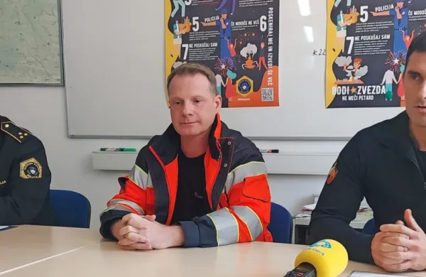 Iztok  Cah,  Matej  Rubelli  Furman  in  Erik  Markovič  so  včeraj  
opozorili,    naj  bodo  ljudje,  zlasti mladostniki,  pri uporabi pirotehnike    previdni  in uvidevni.  