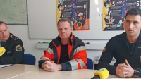 Iztok  Cah,  Matej  Rubelli  Furman  in  Erik  Markovič  so  včeraj  
opozorili,    naj  bodo  ljudje,  zlasti mladostniki,  pri uporabi pirotehnike    previdni  in uvidevni.  