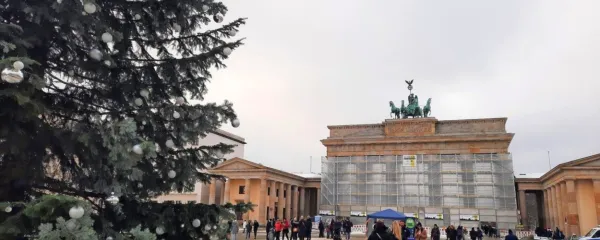 Brandenburška vrata v zimski preobleki, ki jih znova obnavljajo 