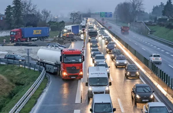 V preteklih dneh je bila na hitri cesti med Koprom in Bivjem 
pogosto prometna gneča.