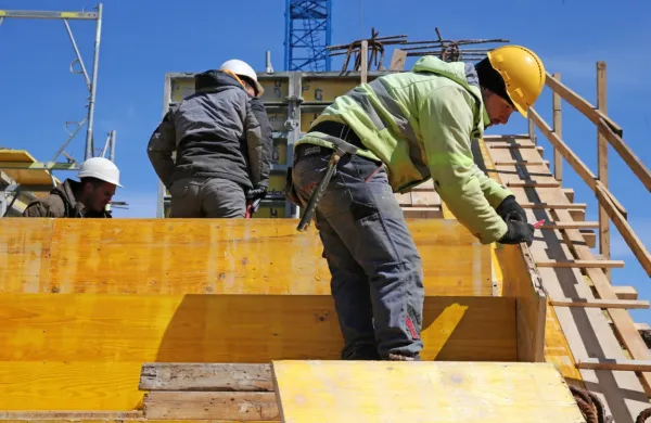 Do dokončne vzpostavitve sistema eGraditev bodo investitorji 
lahko poslovali na ustaljen način ali prek sistema eGraditev, če bo 
ta že vzpostavljen  pri pristojni upravni enoti.