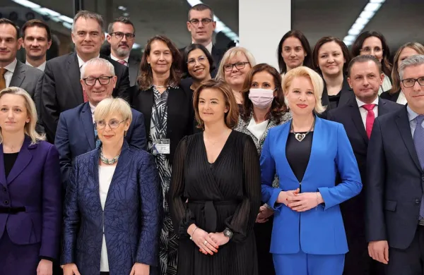 V  visoko rizičnem in nestanovitnem svetu bo Slovenija 1. januarja 
postala članica Varnostnega sveta OZN, je na posvetu diplomacije 
poudarila  gostiteljica Tanja Fajon (v sredini).