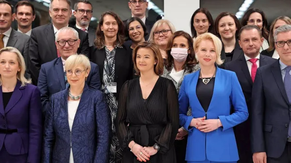V  visoko rizičnem in nestanovitnem svetu bo Slovenija 1. januarja 
postala članica Varnostnega sveta OZN, je na posvetu diplomacije 
poudarila  gostiteljica Tanja Fajon (v sredini).