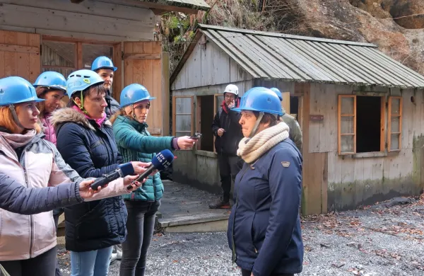 Milojka Magajne (pred novinarji), vodja cerkljanskega oddelka 
Mestnega Muzeja Idrija, je prepričana, da bo Slovenija zmogla 
tretjo obnovo pomnika humanosti, kot so jo prej nič kolikokrat 
franjevci sami.