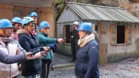 Milojka Magajne (pred novinarji), vodja cerkljanskega oddelka 
Mestnega Muzeja Idrija, je prepričana, da bo Slovenija zmogla 
tretjo obnovo pomnika humanosti, kot so jo prej nič kolikokrat 
franjevci sami.