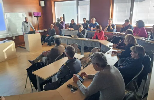 Glavne cilje projekta Karst-safe so predstavili na sedežu Zavoda za gasilno in reševalno službo Sežana.   