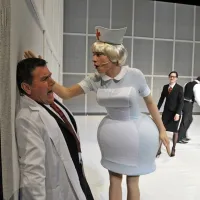 Fotografija, ki je našla mesto v monografiji in na razstavi,  je iz 
predstave Stari ko zemlja, ki so jo  v režiji Vinka Möderndorferja 
postavili na oder  SNG Nova Gorica leta 2012. 