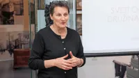  “S pravljicami smo vzgajali, z miti smo pravzaprav opozarjali na 
božansko moč, ki se je človek ne sme polastiti, ne sme se prevzeti,” 
poudarja   ddr. Verena Vidrih Perko.