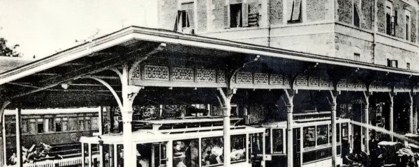   Železniška postaja Matulji Opatija. Spredaj tramvaj, ki je vozil po letu 1905 za Opatijo.