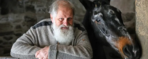 Pater Karel Gržan ob kobili Kapri, ki mu dela družbo že 15 let in s katero je med avgustovskimi poplavami preživel najhujše ure svojega življenja. 