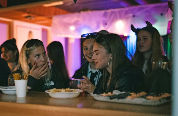 Mladi od 12. do 16. leta se lahko družijo na matinejah v Hiši mladih. 