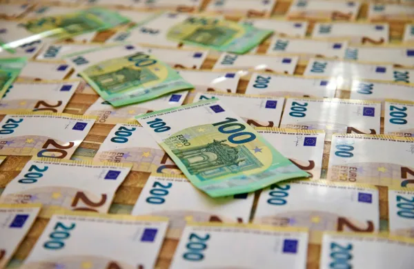 Nacionalni preiskovalni urad je  ovadil  sedem  slovenskih državljanov. Eni  so  osumljeni   zlorabe   položaja,   drugi  pranja  denarja,  
nekateri  pa  kar  obeh. 
