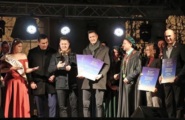 Naj penina Portoroža 2023 (z leve): vinska kraljica slovenske Istre 
Neja Mihelj, župan Pirana Andrej Korenika, Tadej in Taras Gašparin 
iz kleti Silveri, ki sta pridelala šampionsko penino, vinski vitez 
Gašpar Gašpar Mišič ter nagrajenca za rose penino Olga Visintin 
(Veralda) in za rdečo penino Boštjan Zidar (Vinakoper). 