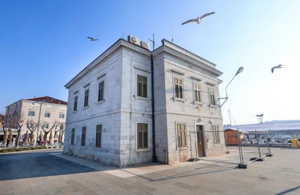 Več mesecev v stavbi nekdanje luške kapitanije ni bilo zaznati 
dogajanja, šele zadnje tedne je bilo tam opaziti nekaj delavcev. 