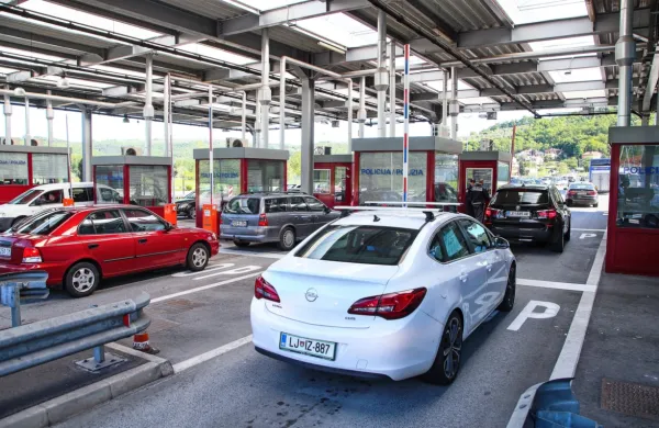 Še nedavno so bili nekateri obmejni prebivalci prepričani, da so se  
od tovrstnih gneč na meji poslovili.  