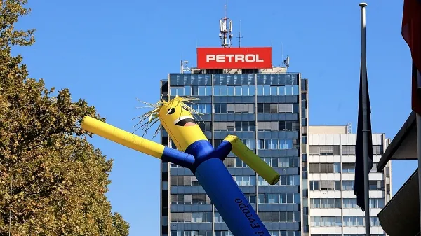 Skupina Petrol je lani, predvsem zaradi vladne regulacije cen 
naftnih derivatov, poslovala s tremi milijoni evrov izgube, prejemki  uprave, tudi variabilni, pa so se celo povečali.   