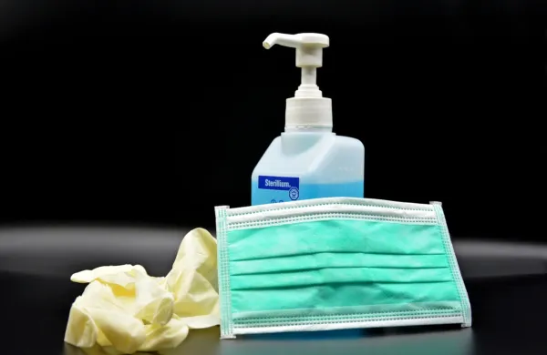 Zdravniki v sezoni razmaha akutnih okužb dihal, covida-19 in 
gripe priporočajo vsaj uporabo maske in razkuževanje rok, kar je 
še toliko bolj nujno ob obisku v bolnišnici, kamor naj gre le zdravi 
svojec.  