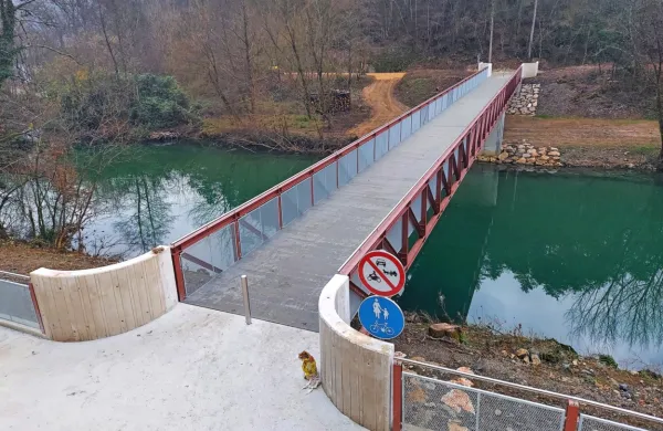 Brv povezuje bregova reke Vipave v soteski Pekel in je sestavni del 
približno 40 kilometrov dolge tematske poti.