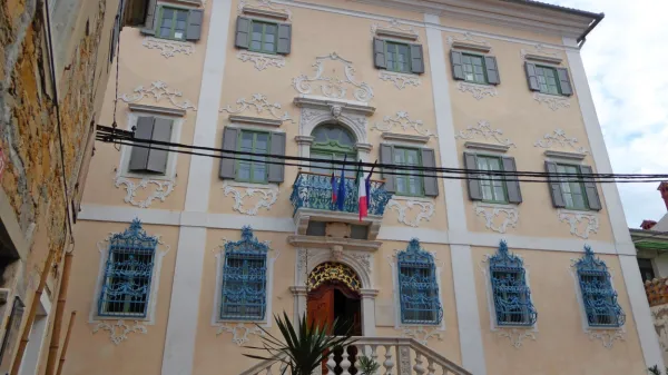 Poznobaročna palača Besenghi Degli Ughi je že od leta 1953 dom izolske glasbene šole, ki je nedavno slavila 70-letnico 
delovanja. 