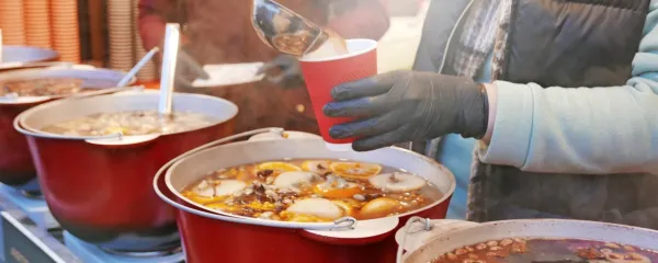 Dobre stojnice v zimskem prazničnem času ponujajo več različnih 
vrst kuhanega vina. 