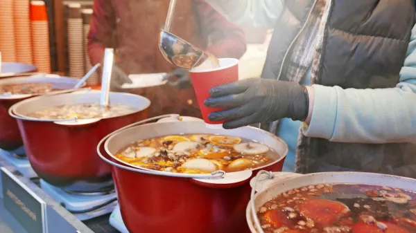 Dobre stojnice v zimskem prazničnem času ponujajo več različnih 
vrst kuhanega vina. 
