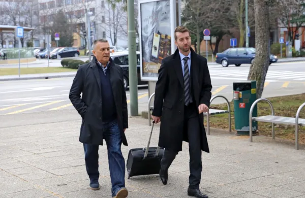 Obsojenega  Franja  Keleminovića (levo)  je  sprva zagovarjal  odvetnik  Roman  Završek.  