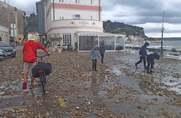 Jesenske nevihte so prizadele Piran (na fotografiji) ter tudi Izolo, Koper 
in Ankaran. Odgovorni so se pogovarjali o protipoplavni zaščiti ter 
novih ceveh za meteorne in fekalne vode. Meščani so medtem reševali, 
kar so lahko. V Izoli so na ulice stekle fekalije, poplavilo je koprski Trg 
Muda, valovi pa so pretresli tudi mandrač na Sv. Katarini.  
