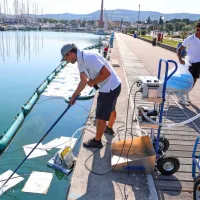 Eno leto je minilo, kar je začelo v izolsko marino iztekati kurilno olje iz rezervoarja Hotela Delfin, in  ni jasno, 
kje je vseh 30.000 litrov izginulega olja. Okoljski inšpektor je ugotovil, da je hotel napačno skladiščil nevarno 
tekočino. Ob obilnih padavinah jo bomo še vedno videvali na gladini morja.  