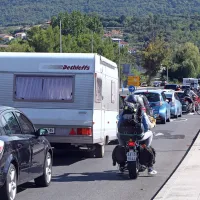 Šmarska cesta v Kopru se je poleti dušila v pločevini in kaže, da bo v novem letu še slabše. Na mestu 
nekdanjega Tomosa se bo kmalu odprla nova trgovina, iz katere bo vključevanje na cesto prava umetnost. 
Prometne rešitve, ki jih predlagajo združene civilne iniciative, pa ostajajo še vedno zgolj črka na papirju. 