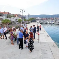 Izolani so dočakali prenovo mandrača in Sončnega nabrežja ter 
začetek gradnje soseske Rezidenca Momento. Že leta 2019 je izolska 
občina slišala očitke, da je  zemljišče prodala netransparentno in 
prepoceni. Kupec ga je letos prodal naprej in prejel skoraj pet milijonov 
evrov več. Z zgodbo se ukvarjajo organi pregona. 