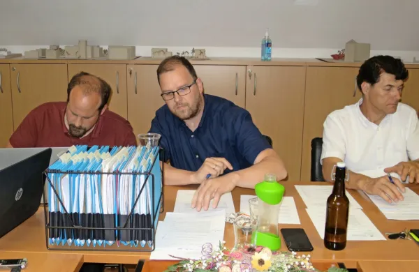 Bivši podžupan Domen Uršič, župan Gašper Uršič in direktor 
uprave občine mag. Oton Lahajnar (od leve) lani, ko so bili še 
harmonično vodstvo občine.