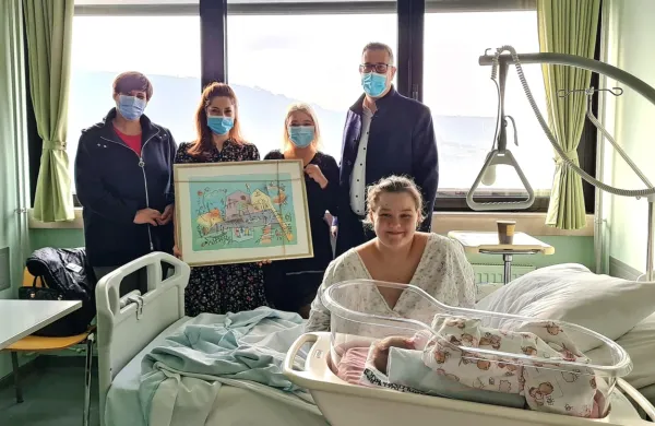 Kaji, prvemu otroku, rojenemu na Primorskem v novem letu, in 
njeni mamici so predstavniki štirih istrskih občin  podarili posebno 
grafiko, delo akademske slikarke Ljerke Kovač.