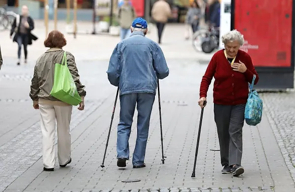 Vdove oziroma vdovci, ki že prejemajo vdovsko pokojnino ali 
poleg lastne pokojnine tudi del vdovske pokojnine in je ta nižja od 
744 evrov, morajo za izplačilo zagotovljene vdovske pokojnine na 
zavod vložiti posebno vlogo do 31. decembra 2024.