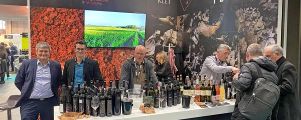  Na Vinitaly v Veroni se zadnja leta predstavljajo tudi združeni kraški vinarji.