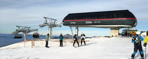 Smučarji so se prav med prazniki  na Krvavcu razveselili nove ogrevane in s kupolami pokrite šestsedežnice Zvoh, ki pripelje skoraj 2000 m visoko.



 