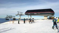 Smučarji so se prav med prazniki  na Krvavcu razveselili nove ogrevane in s kupolami pokrite šestsedežnice Zvoh, ki pripelje skoraj 2000 m visoko.



 