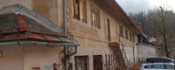 Če bi idrijski občinski svetniki več znali in razumeli pomen NO, bi 
posameznim zaselkom ne bilo potrebno prekuhavati vode, desetletja čakati na vodovode, prečiščevanje voda, boljše ceste, 
športne objekte in imeti “kulturne” dvorane v bivšem rudniškem 
hlevu (na fotografiji).