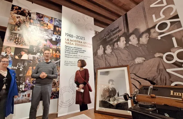 Razstavo, ki jo je zastavil Mario Steffe (na sredini), je na pot pospremila še dr. Neža  Čebron Lipovec in podžupanja Kopra Mateja Hrvatin Kozlovič. 