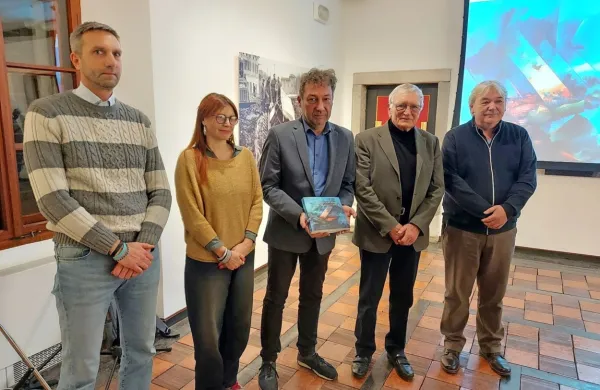  O knjigi in avtorju so na gradu Kromberk spregovorili (z leve) dr. 
Marko Klavora, dr. Petra Kolenc, Andrej Šušmelj, Tomaž Vuga in 
direktor Goriškega  muzeja Vlado Peruničič.